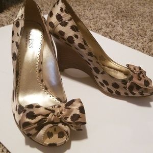 🎆MURICA SALE🎆 Guess satin heel, size 8.5